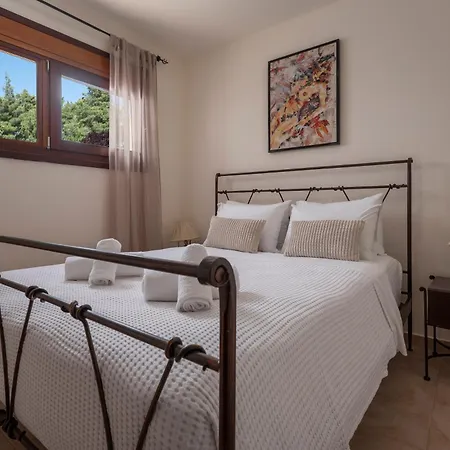 Villa Haris With Shared Pool