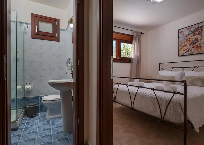 Haris With Shared Pool Вилла Сани-Бич