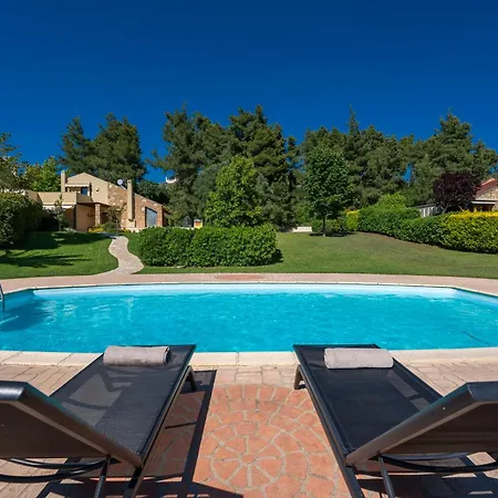 Haris With Shared Pool Vilă *